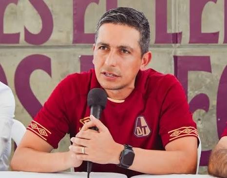 Sebastián Oliveros, nuevo director técnico del Deportes Tolima, en su presentación oficial 2026